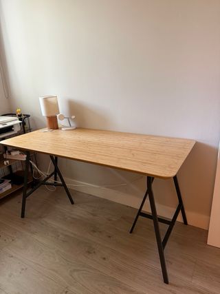 Escritorio de madera y metal