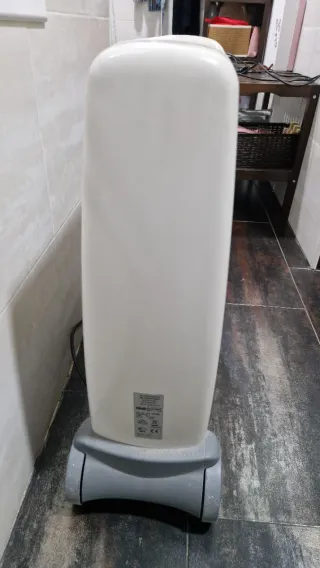 Estufa de aceite De'Longui  blanca y gris