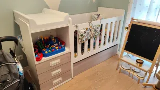 Cuna convertible en habitación infantil