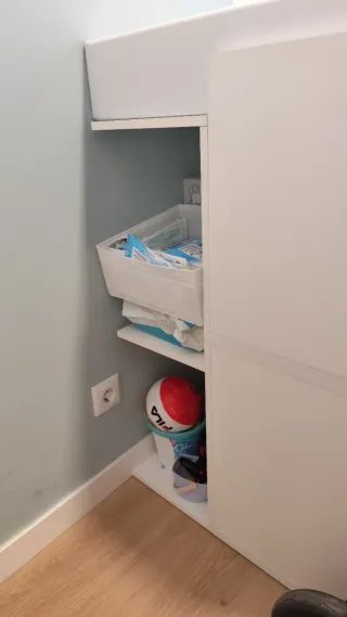 Cuna convertible en habitación infantil