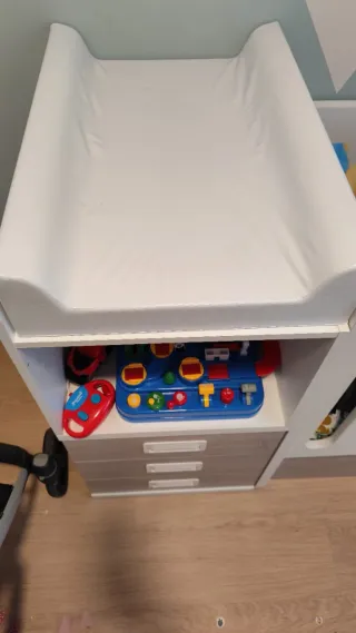 Cuna convertible en habitación infantil