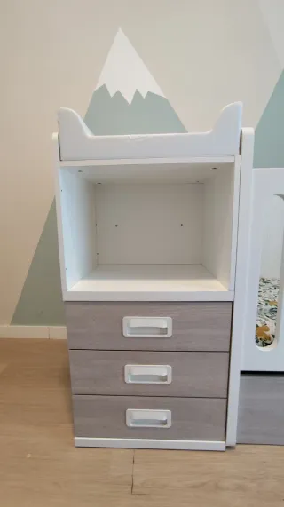 Cuna convertible en habitación infantil