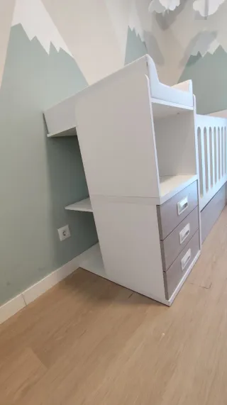 Cuna convertible en habitación infantil