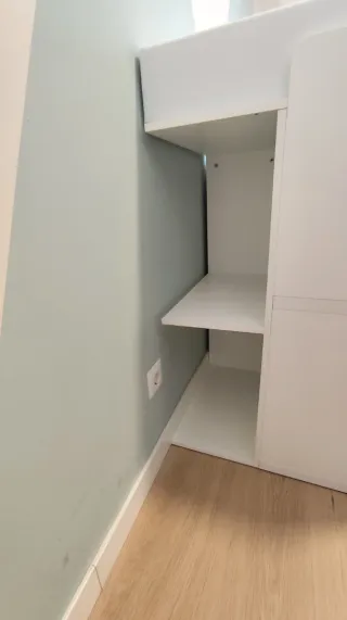 Cuna convertible en habitación infantil