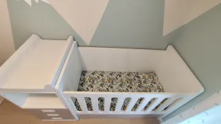 Cuna convertible en habitación infantil