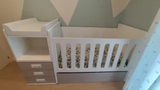 Cuna convertible en habitación infantil
