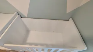 Cuna convertible en habitación infantil