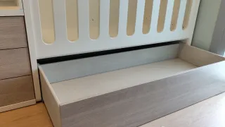 Cuna convertible en habitación infantil