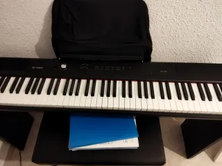 Piano con mueble, funda y taburete