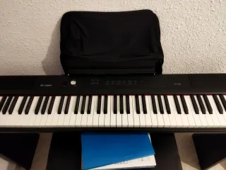 Piano con mueble, funda y taburete