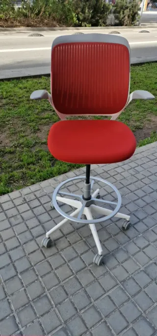 Taburete Alto Giratorio Cobi Steelcase Rojo