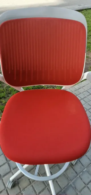 Taburete Alto Giratorio Cobi Steelcase Rojo