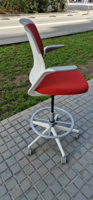 Taburete Alto Giratorio Cobi Steelcase Rojo