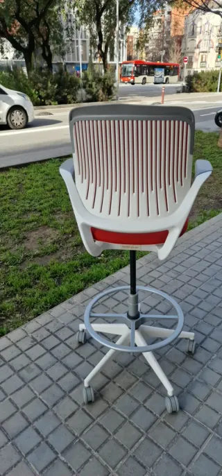 Taburete Alto Giratorio Cobi Steelcase Rojo