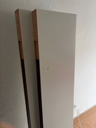 Estanterías blancas de madera