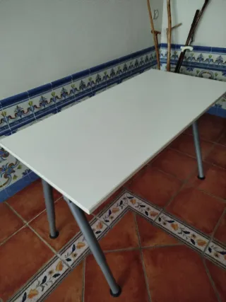 Mesa de estudio blanca y patas metálicas, venta en