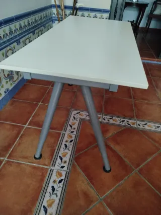 Mesa de estudio blanca y patas metálicas, venta en