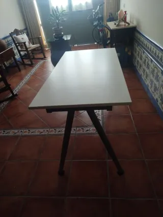 Mesa de estudio blanca y patas metálicas, venta en