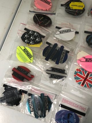 Lote 420 plumas Ruthless para dardos