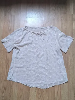 Blusa dorada con bordado floral