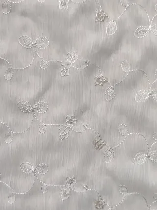 Blusa dorada con bordado floral