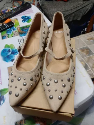 Zapatos beige con tachuelas plateadas