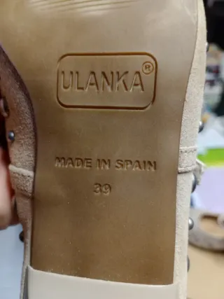 Zapatos beige con tachuelas plateadas