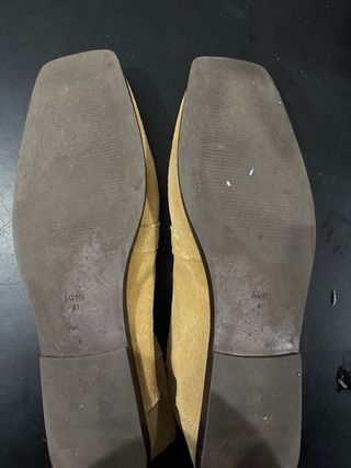 Zapatos planos ante con eslabones dorados