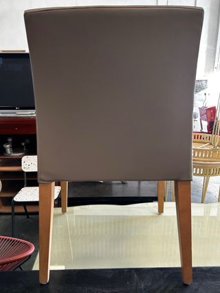 Butaca tapizada polipiel gris y madera