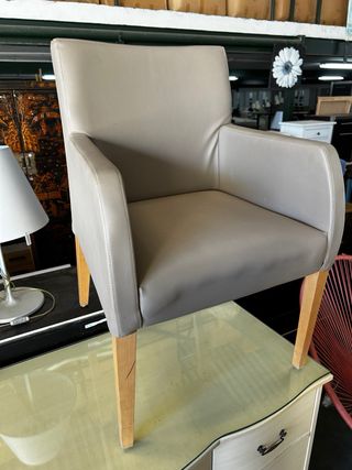 Butaca tapizada polipiel gris y madera