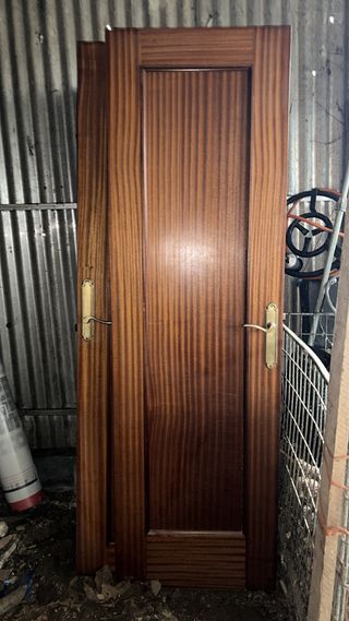 Puerta de madera maciza