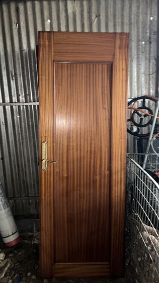 Puerta de madera maciza