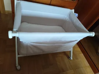 Cuna de bebé plegable con ruedas