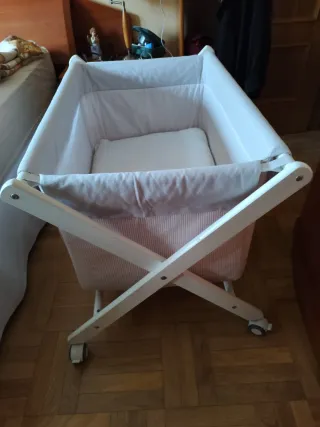 Cuna de bebé plegable con ruedas