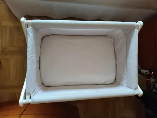 Cuna de bebé plegable con ruedas