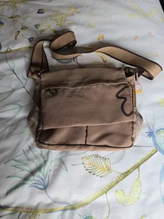 Bolso nylon marrón con múltiples bolsillos