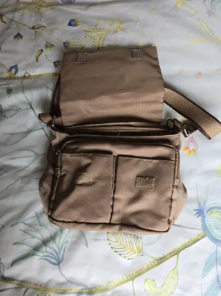 Bolso nylon marrón con múltiples bolsillos