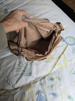 Bolso nylon marrón con múltiples bolsillos