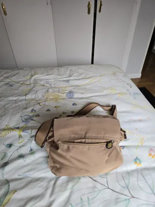 Bolso nylon marrón con múltiples bolsillos