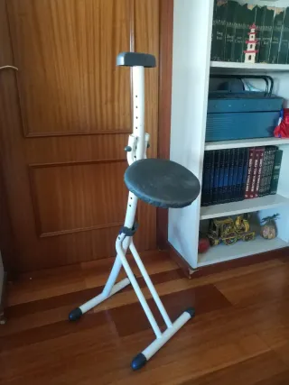 Taburete / silla regulable para planchar
