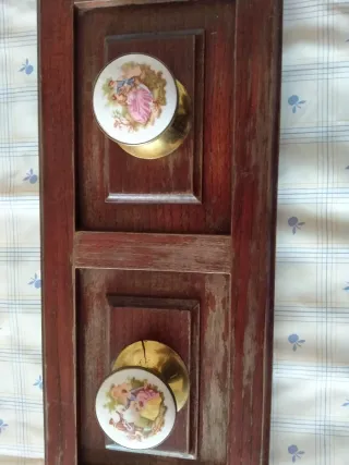 Perchero vintage castaño pomos porcelana
