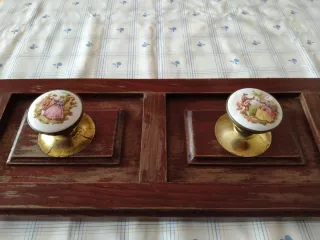 Perchero vintage castaño pomos porcelana