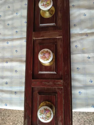 Perchero vintage castaño pomos porcelana