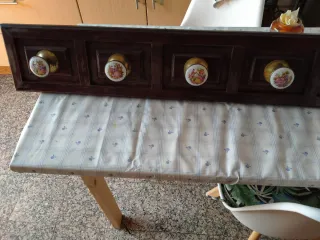 Perchero vintage castaño pomos porcelana