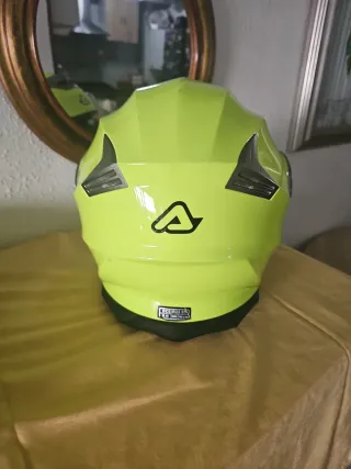 Casco de moto fluorescente