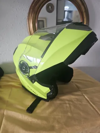 Casco de moto fluorescente