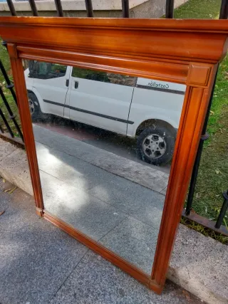 Espejo de madera marrón