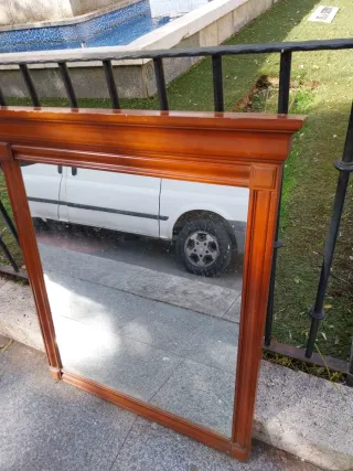 Espejo de madera marrón