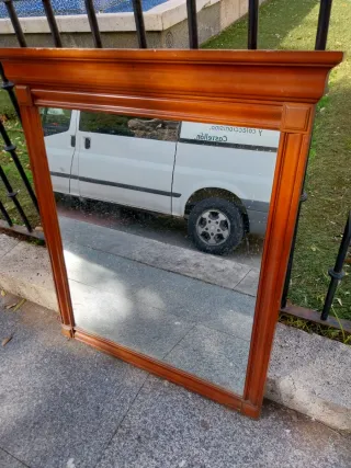 Espejo de madera marrón