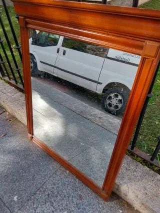 Espejo de madera marrón